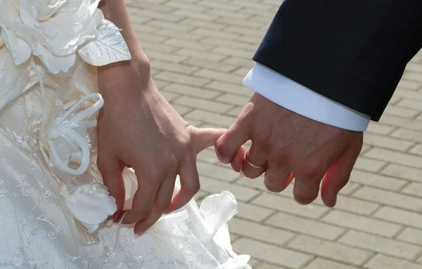 Les mains du marié et de la mariée — Photo
