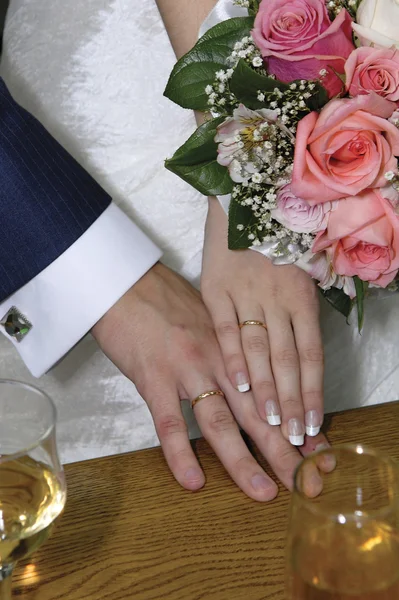 Mani dello sposo e della sposa — Foto Stock