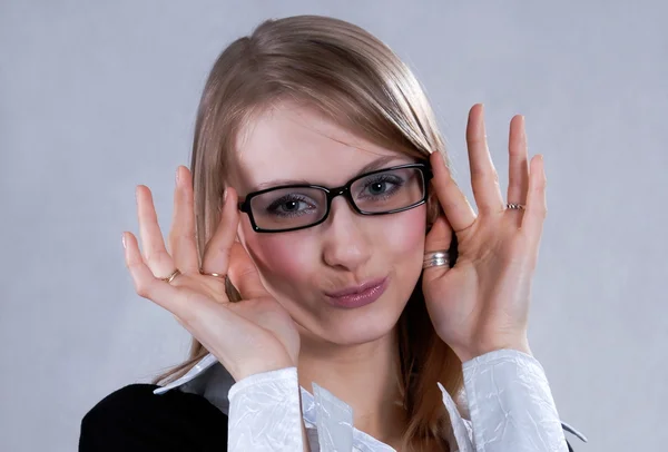 A bela jovem mulher em óculos de moda — Fotografia de Stock
