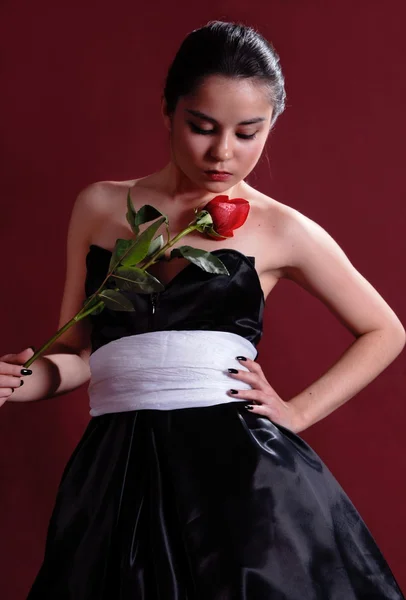 Het meisje met een roos — Stockfoto