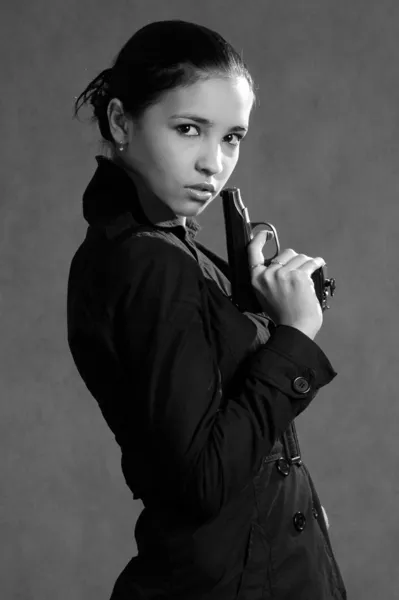 Mladá dívka s pistolí — Stock fotografie