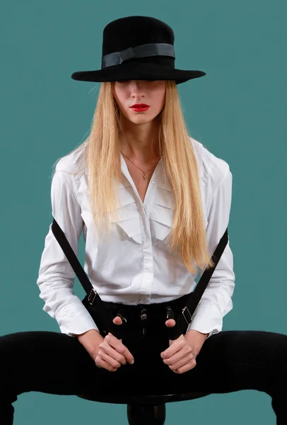 Blondynka w czarnym kapeluszu — Zdjęcie stockowe
