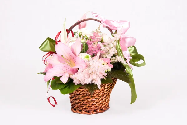 Korb mit Blumen lizenzfreie Stockfotos