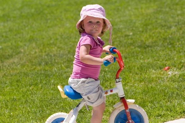 Montar un triciclo — Foto de Stock