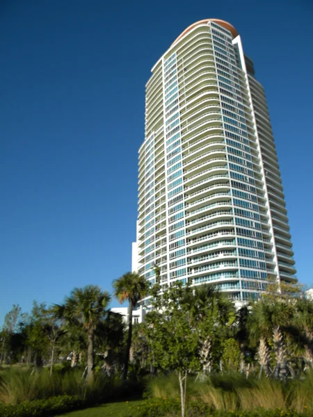 Lujosa torre de condominio — Foto de Stock