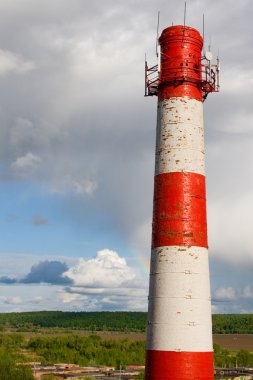 Mavi bulutlu gökyüzü karşı tuğla boru