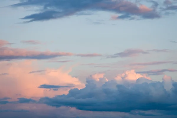 De blauwe lucht en prachtige witte wolken — Stockfoto