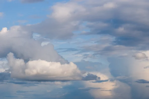 De blauwe lucht en prachtige witte wolken — Stockfoto