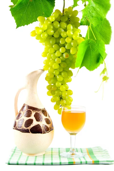 Wine and grapes isolated on white — Stock Photo, Image