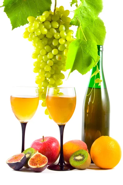Вино і фрукти ізольовані на білому — стокове фото