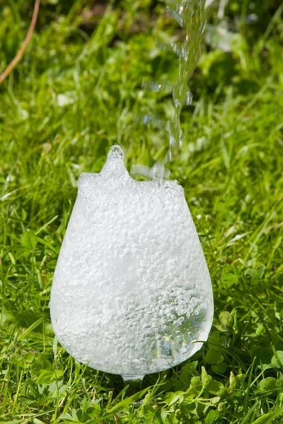 Rent vatten rinner i ett glas — Stockfoto