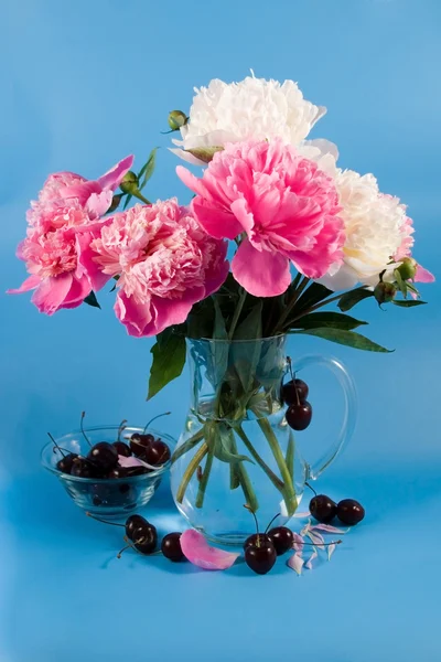체리와 꽃다발의 접시 하나 가득 — 스톡 사진