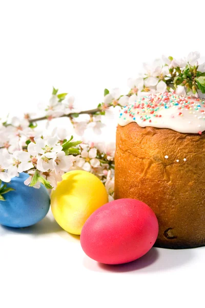 Великодній торт і барвисті великодні яйця — стокове фото