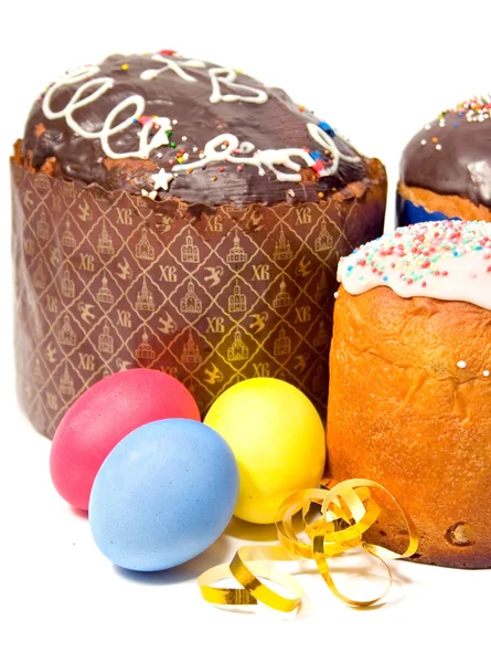 Torta di Pasqua e uova di Pasqua colorate — Foto Stock