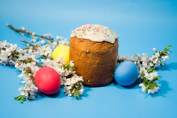 Пасхальный торт и разноцветные пасхальные яйца — стоковое фото