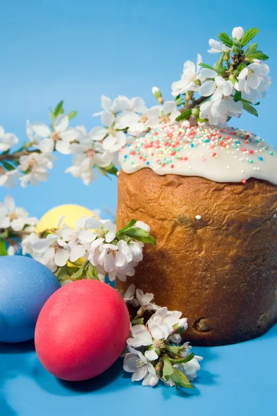 复活节蛋糕和色彩缤纷的复活节彩蛋 — 图库照片