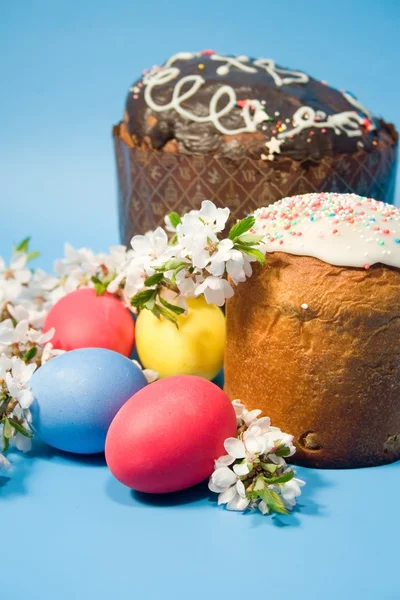 复活节蛋糕和色彩缤纷的复活节彩蛋 — 图库照片