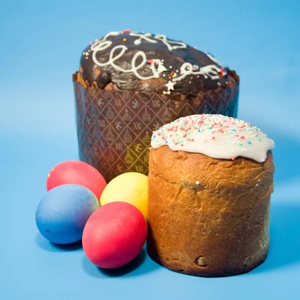 Pastel de Pascua y coloridos huevos de Pascua —  Fotos de Stock