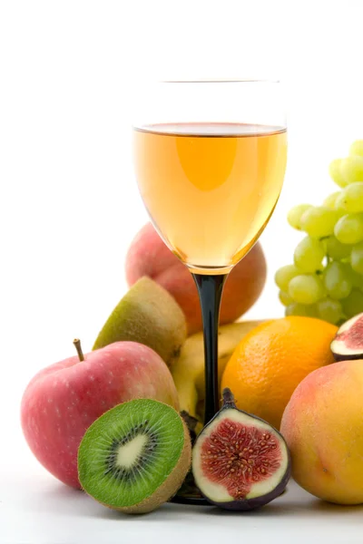 Wein und Früchte isoliert auf weiß — Stockfoto
