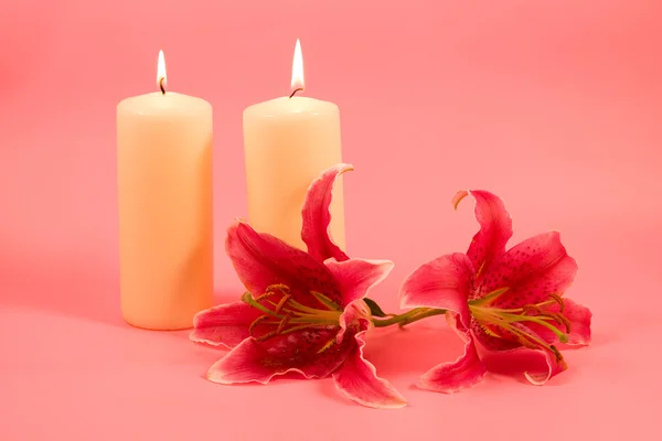 Lily a svíčky — Stock fotografie
