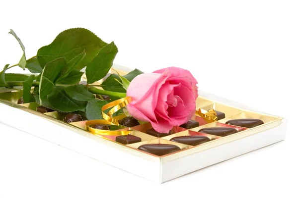 Rosa rosa y caja de chocolate — Foto de Stock