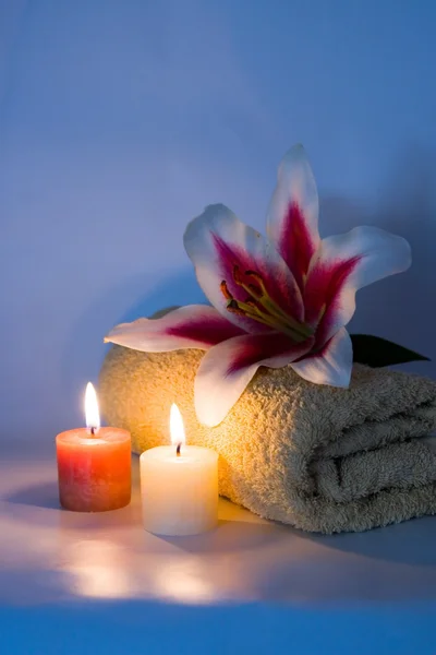 Handtuch, Kerzen und Blumen — Stockfoto