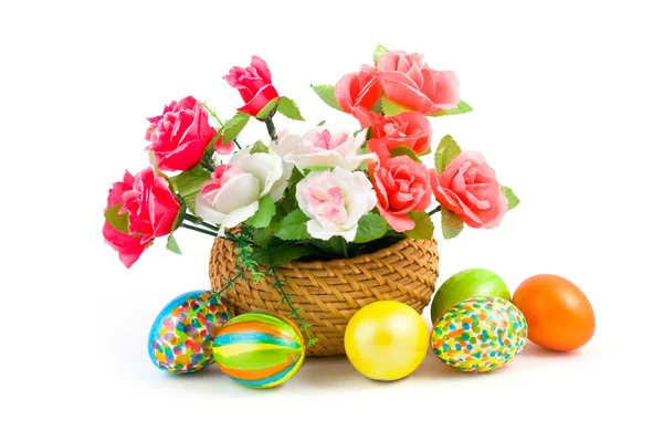 Róże w kosz i Wielkanoc jaja — Zdjęcie stockowe
