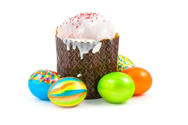 Пасхальный торт и разноцветные пасхальные яйца — стоковое фото