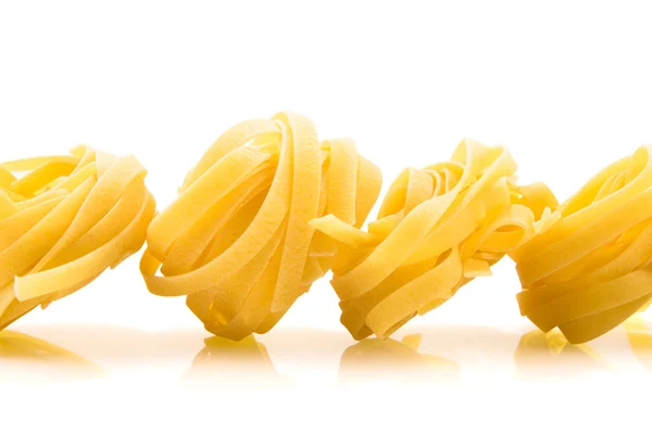Rad torr boet pasta på vit — Stockfoto
