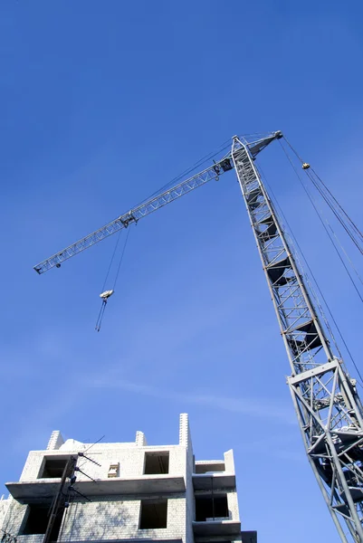 Construcción de grúas metálicas en el cielo azul — Foto de Stock