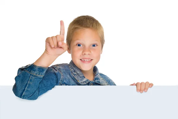 Blond boy, med blå ögon, pekar uppåt — Stockfoto