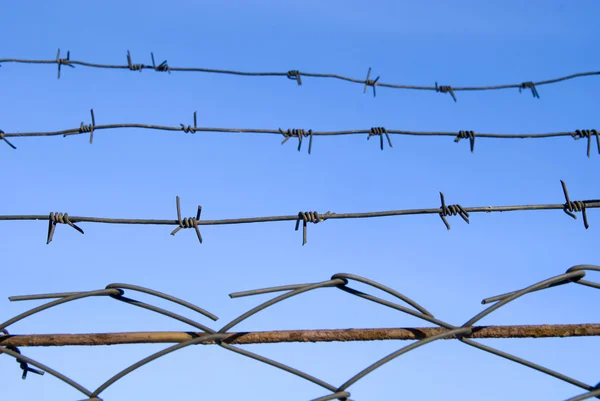 Barbed wire on blue sky — Stock Photo, Image