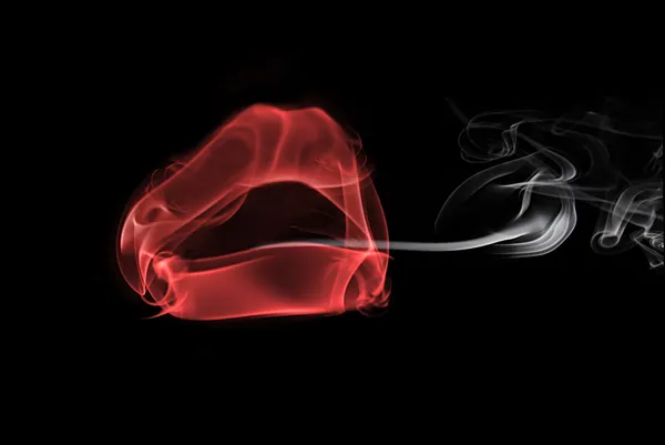 女性の唇の形でたばこを吸う — ストック写真