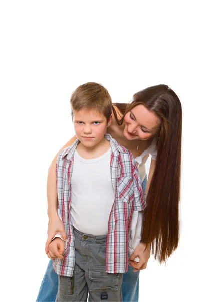 Gelukkig jonge moeder prosit triest zoon — Stockfoto