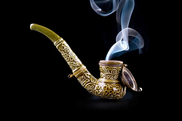 Тютюнова труба з димом — стокове фото