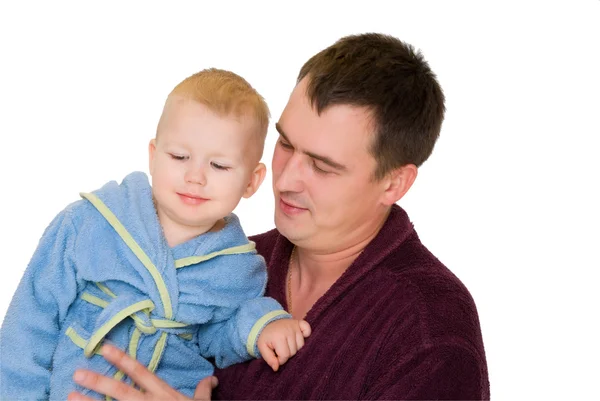微笑的父亲举行儿子穿浴袍 — 图库照片