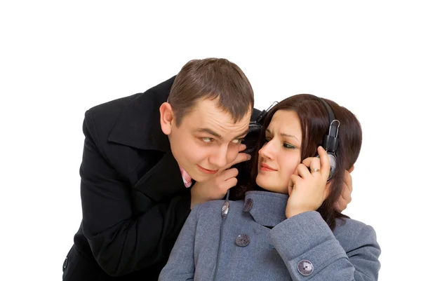 Мужчина и женщина слушают музыку — стоковое фото