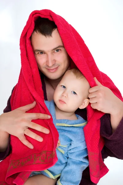 Vader met een kind loopt de handdoek — Stockfoto