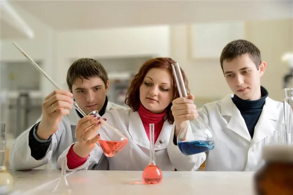 Mannen en vrouw in laboratorium — Stockfoto