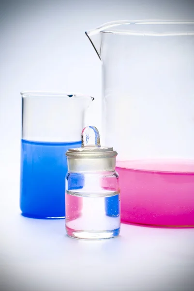 Хімічний скляний посуд з розчином — стокове фото