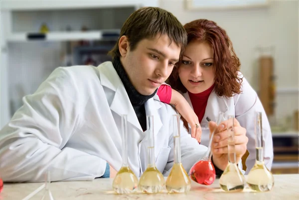 Casal de jovens cientistas — Fotografia de Stock