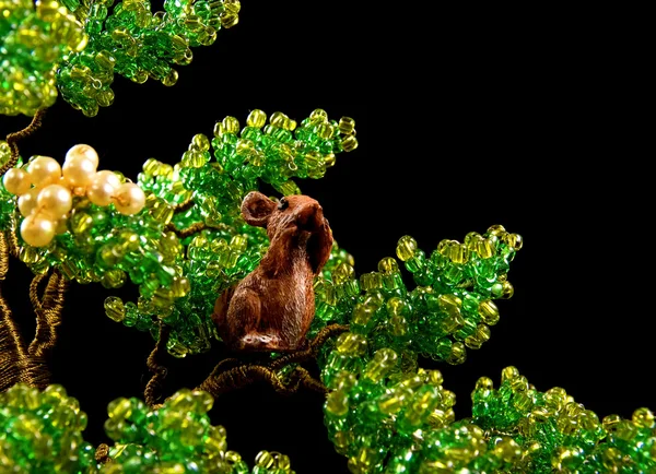 Perline di albero con scoiattolo Foto Stock