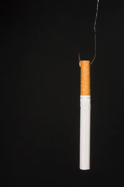Зажатый на сигаретах — стоковое фото