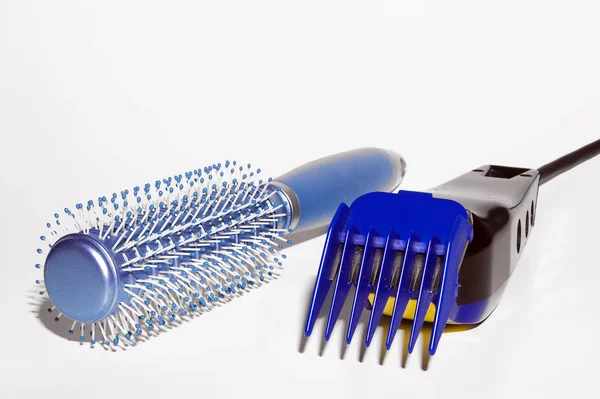 Escova de cabelo e tesouras — Fotografia de Stock