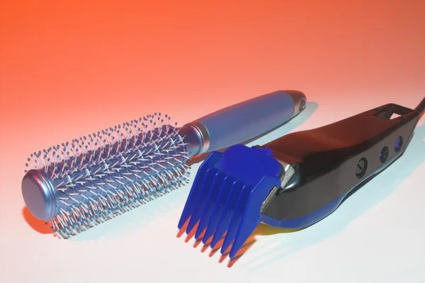 Escova de cabelo e tesouras de corte — Fotografia de Stock