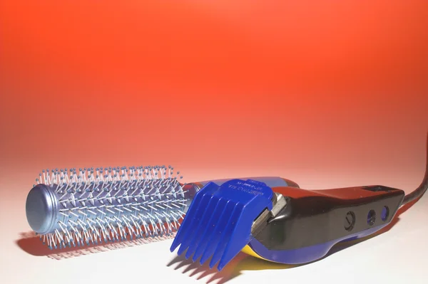 Escova de cabelo e tesouras de corte — Fotografia de Stock