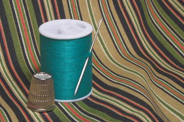 Швейная нить и наперсток — стоковое фото