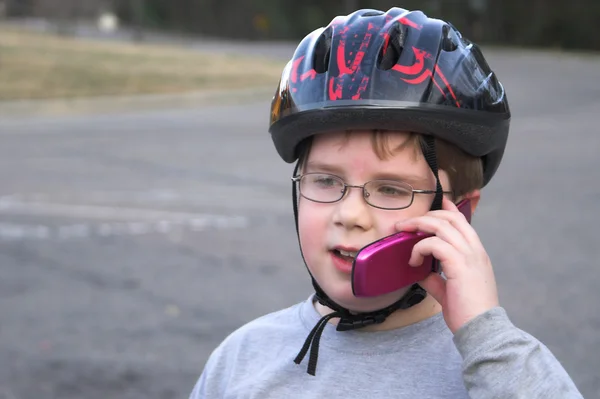 Menino falando em um telefone celular — Fotografia de Stock
