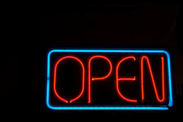 Otevřené neonový nápis — Stock fotografie