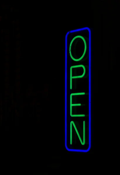 Otevřené neonový nápis — Stock fotografie